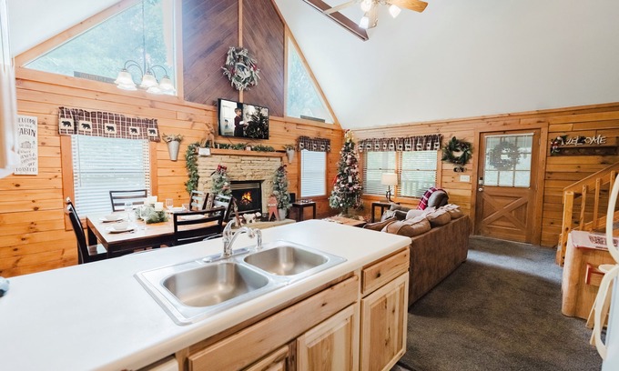 Pigeon Forge Cottage | Always Christmas 2 Bedroom Cabin by RedAwning