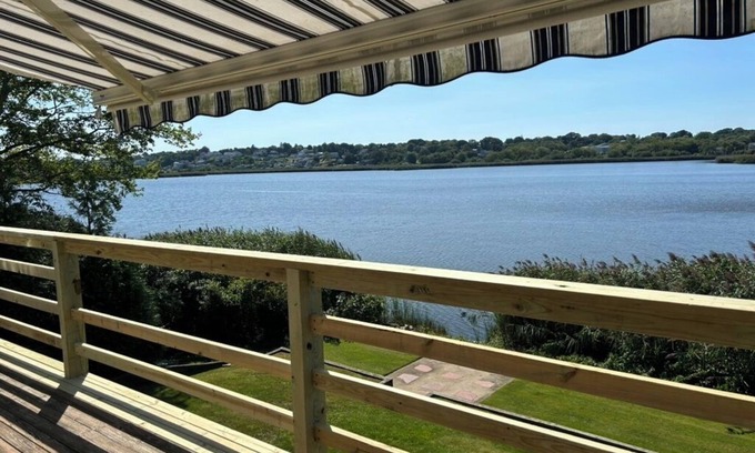 Bonnet Shores House | Always clean water view 3-BR Waterfront house in Bonnet Shores Narragansett.