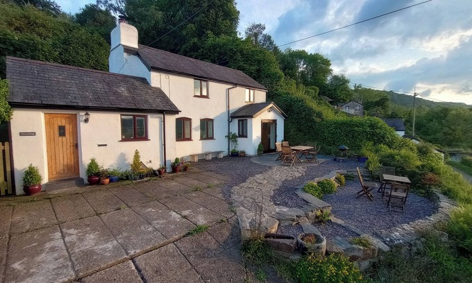 Froncysyllte Cottage | ALWYN COTTAGE, pet friendly, with open fire in Froncysyllte