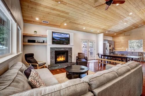 Montgomery Estates House | Amachen Cabin - Pet & Family Friendly - woof woof