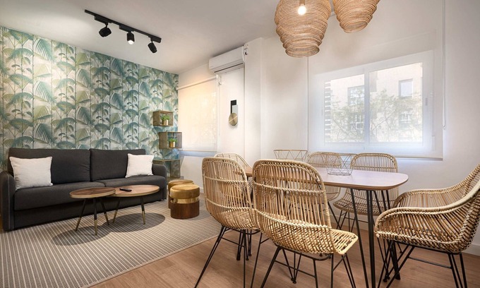 San Roque Apartment | Amador de los Rios Free Parking Gratis