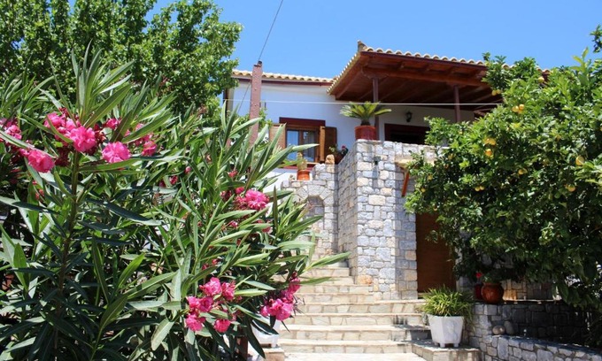 Aloizianika House | AMANDA