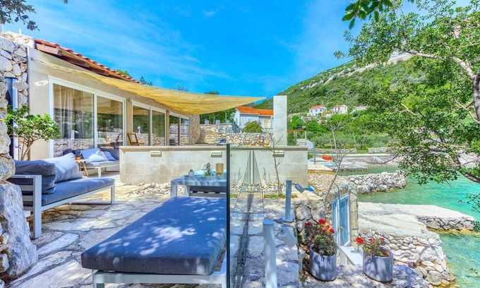Rasohatica Villa | Amara Cottage - BeachFront gem with a heated pool up to five guests