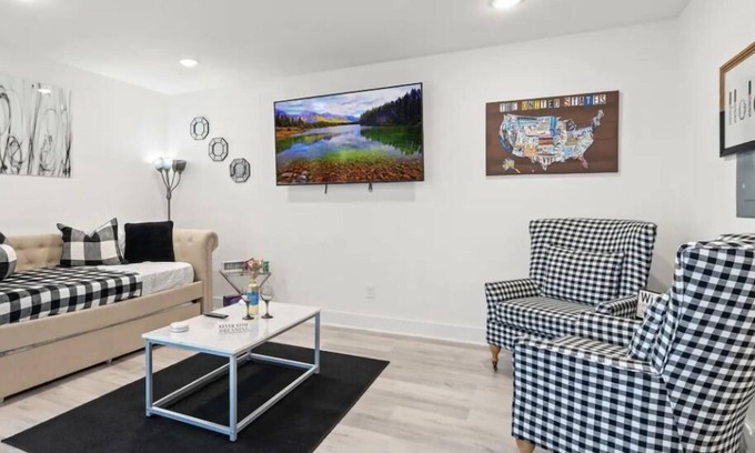 Old East Dallas Apartment | Amazing 1-bedroom apartment with WiFi Sleeps 6
