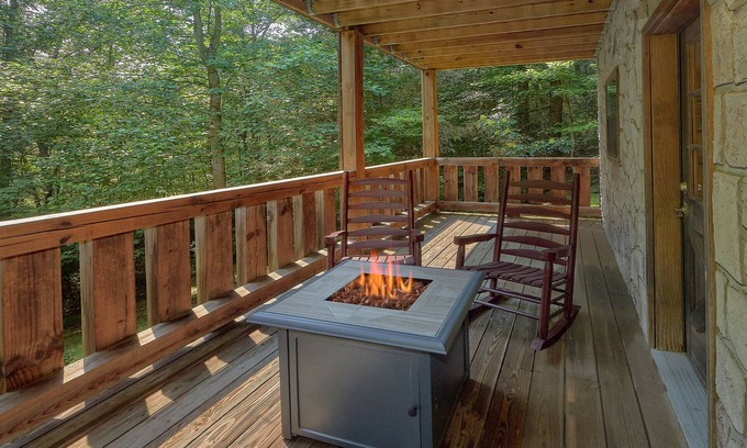 Pittman Center Cabin | Amazing 1 Bedroom Cabin for you perfect romantic getaway