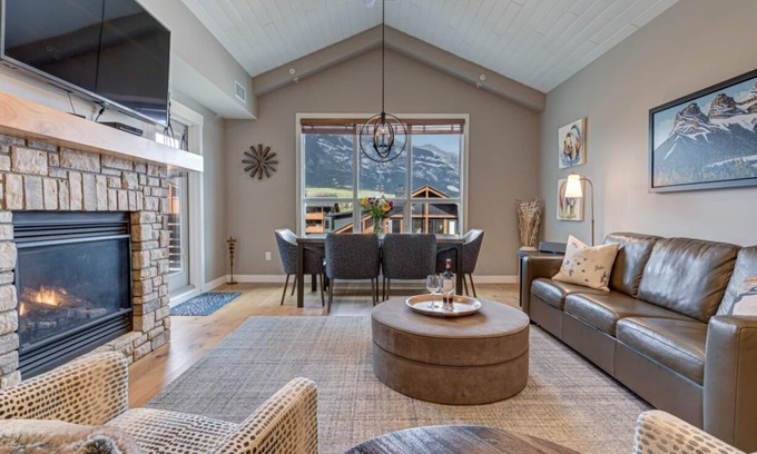 Canmore Condo | Amazing 1 bedroom & Den Penthouse Suite! Vaulted!