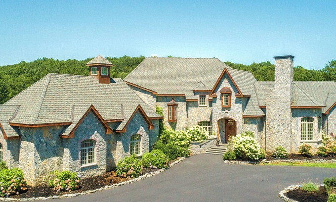 Killingworth House | Amazing 11 Bedroom 15 Bathroom Mansion Close to Beaches