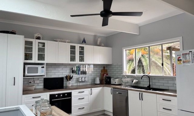 Louth Bay House | Amazing 2 level house less than 2 minutes walk to the beach.