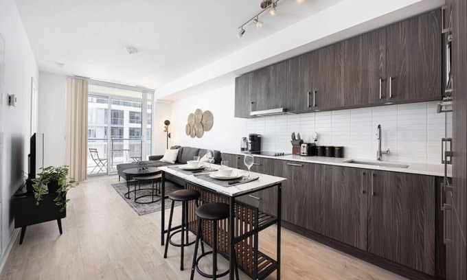 Wellington Place House | Amazing 2BR Suite - Heart of Toronto - Free Parking