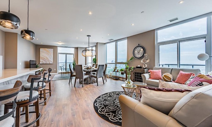 Hurontario Apartment | Amazing 3 Bed 4 Bath Penthouse with Roof Top Terrace close to Airport