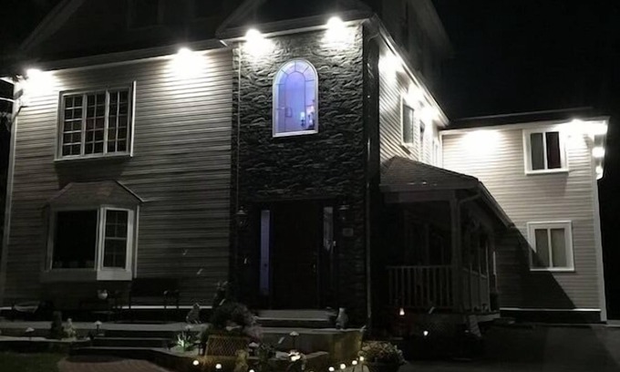 Salisbury Apartment | Amazing 3 bedroom apt. with porch & 1.8 miles away from Beach.