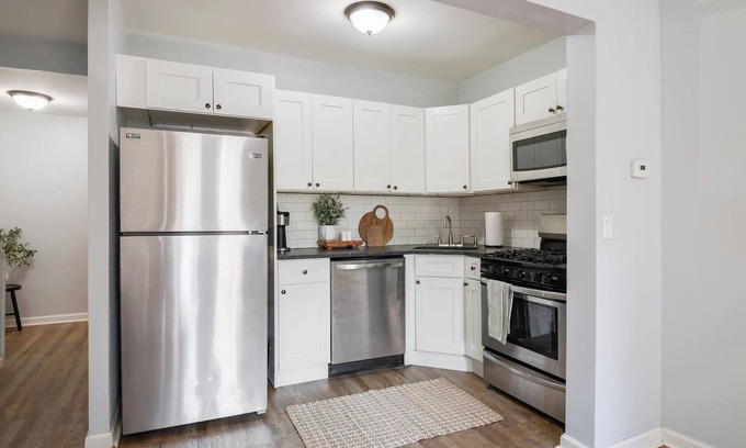 Bloomfield Apartment | Amazing 3 Bedroom in Bloomfield! Steps to Downtown