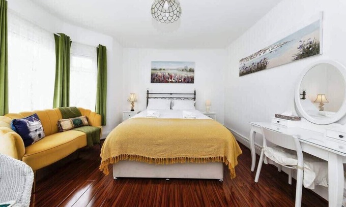 South Norwood House | Amazing 3-Bedroom Property in London