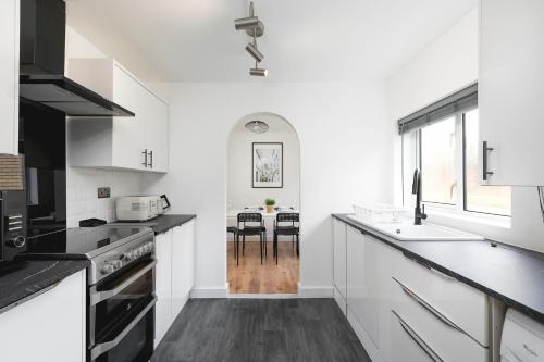 Stevenage House | Amazing 3Bed 2Bath House with Garden, Parking, WiFi Near Stevenage Train Station