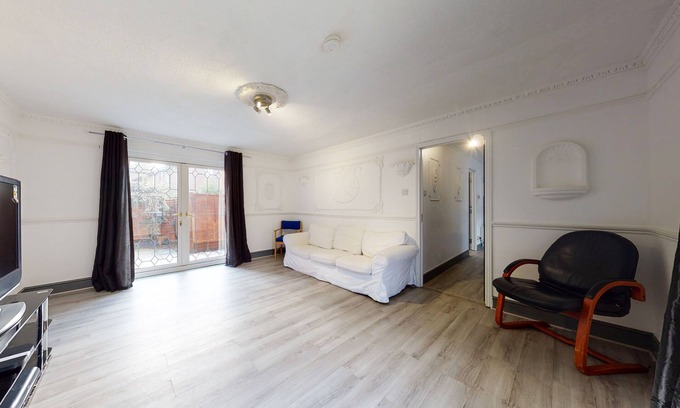 Livesey House | Amazing 4 Bed, 2 Bath House with Parking & Garden