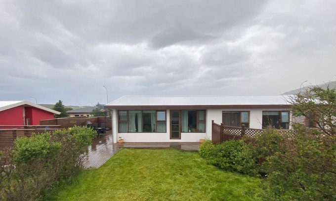 Skagastrond House | Amazing 4-bedroom house in Skagaströnd with garden, outdoor shower and a hot tub