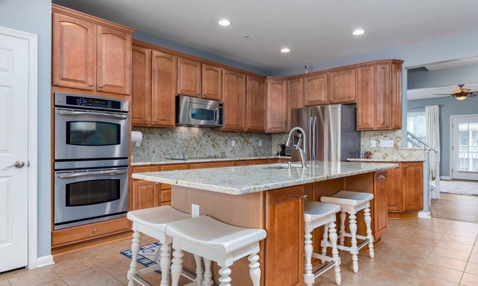 Sunset Island House | Amazing 4 Bedroom Sunset Island Townhome with Bonus Den!