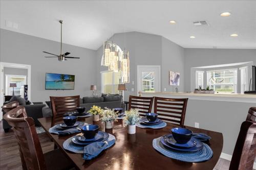 Tivoli Manor Villa | Amazing 4 Bedrooms 3 Bath with private pool, near Disney and Universal!