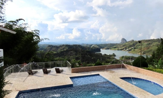 El Penol Villa | Amazing 5 bdrm Villa with view of Piedra el Peñol