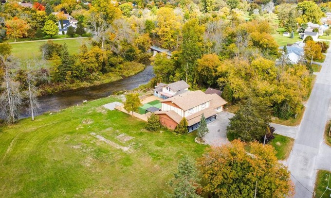 Frankford House | Amazing 5 bedroom, close to Batawa Ski hill