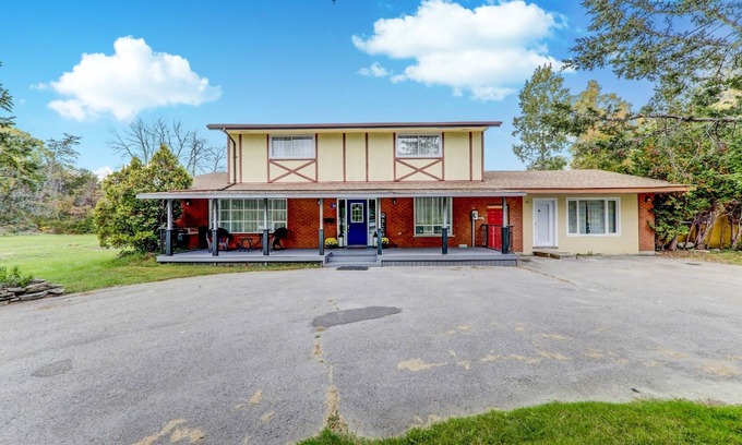 Frankford House | Amazing 5 bedroom, swim spa, river, close to Batawa Ski Hill