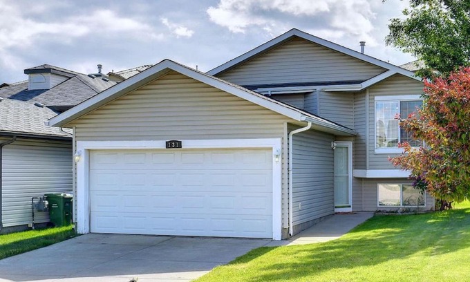Royal Oak House | AMAZING 5BEDROOM, 3BATHS, AC, QUIET RD, CLOSE TO LRT