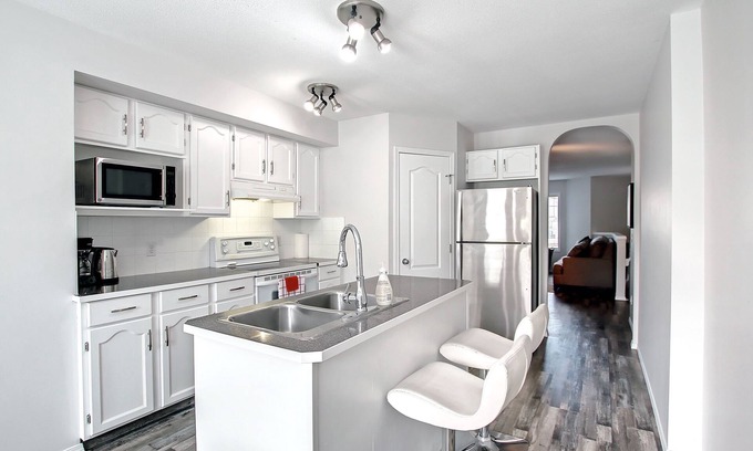 Royal Oak House | AMAZING 5BEDROOM, 3BATHS, AC, QUIET RD, CLOSE TO LRT