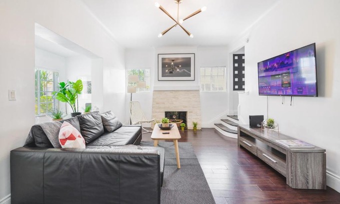 Buena Vista House | Amazing 5BR Family House At Design District - 15 min from the beach