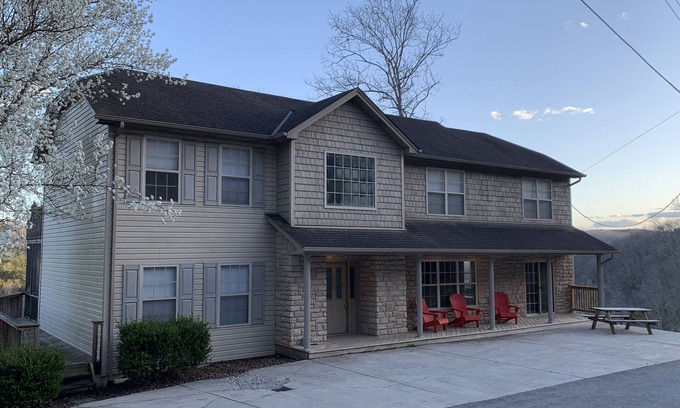 Sloans Valley House | Amazing 5BR House with Lake & Mountain Views in Gated Resort