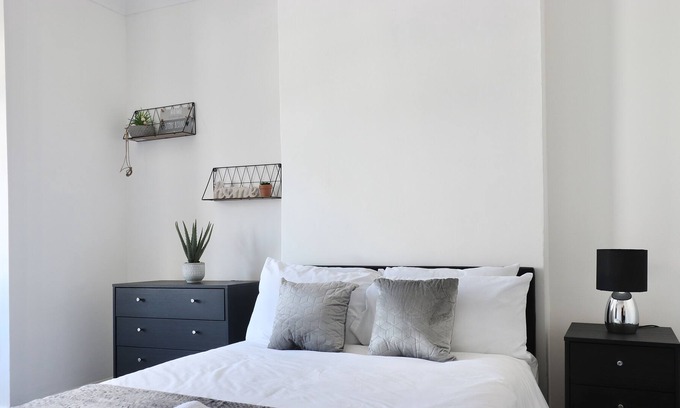 Luton House | Amazing 6 Bedroom House in Luton