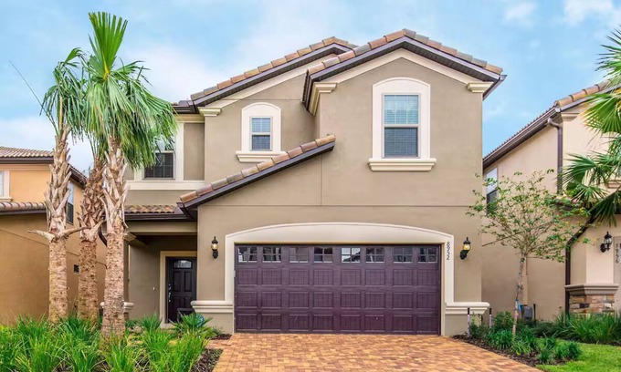 Four Corners House | Amazing 7BDR Villa 20 mins from Disney and Epic! Private pool & Resort access