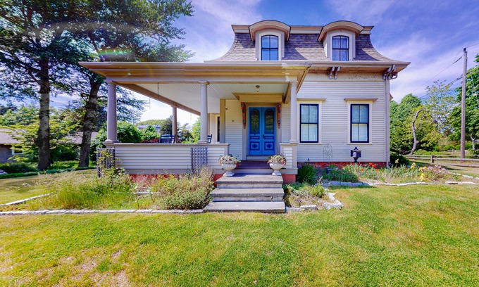 West Dennis House | Amazing and large West Dennis historic home with modern amenities