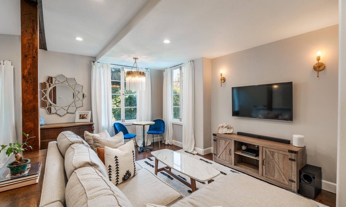South Arroyo House | Amazing Apartment attached to historic home in Pasadena!