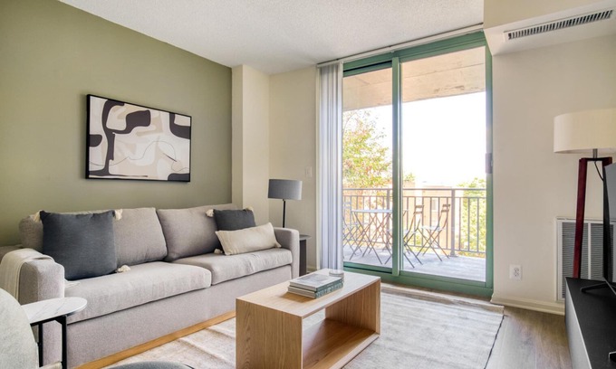 Bluemont Apartment | Amazing Ballston 1BR w/Gym & Pool, near Restaurants, by Blueground