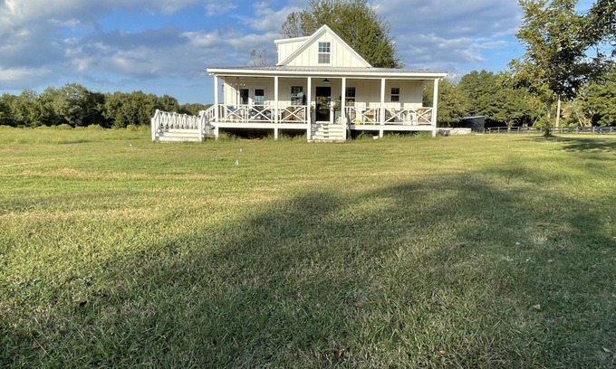 South Carolina Lakes & Blackwater Rivers Cabin | Amazing Barn Lodge on 100 ac Farm, minutes into fun Aiken. Dog & Horse friendly!