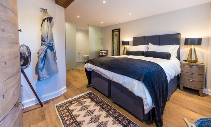 Irstead House | Amazing Barn with Snooker Room, Gym and Bar