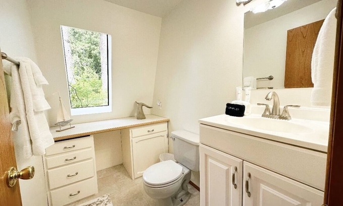 Allyn-Grapeview Cabin | Amazing beach house! Fire pit, grill, TV and games!