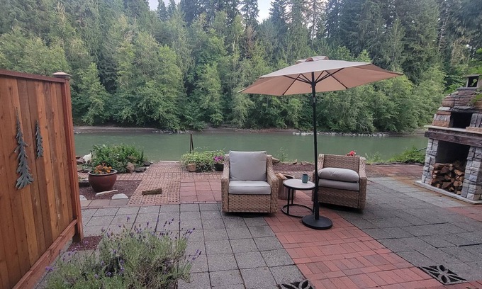 Castle Rock House | Amazing Beach & Waterfront in 2-bedroom Cottage on Toutle River Castle Rock Wa