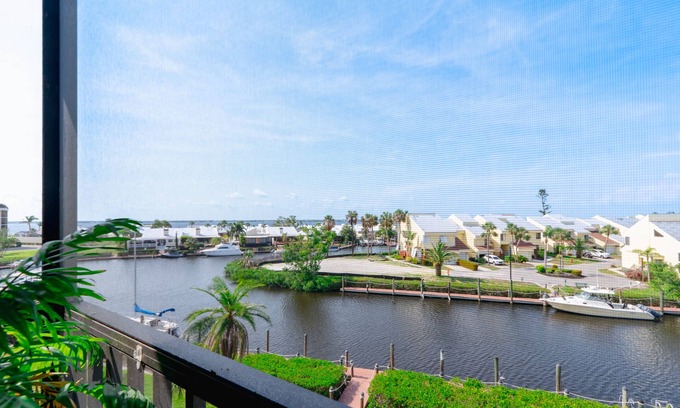 Punta Gorda Condo | Amazing canal views!