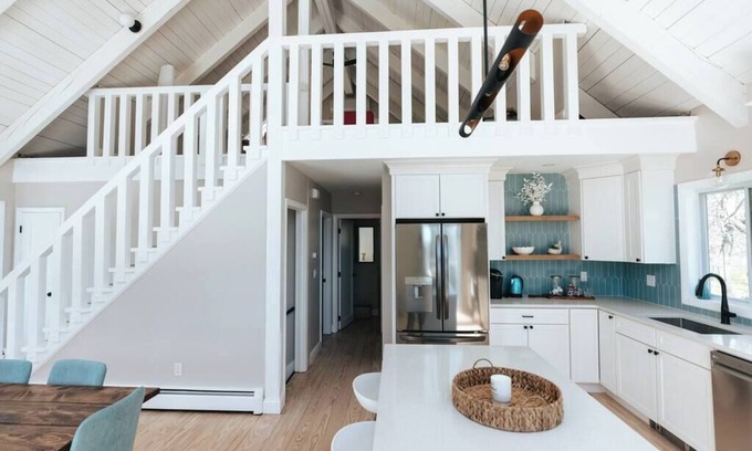 Middletown House | Amazing compound! Wedding stays! Gatherings! Newport! Beach!