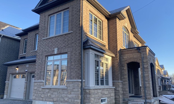 Brampton House | Amazing Corner Home 6 Bed 3.5 Bath 14 could sleep capacity! Home Away from Home!