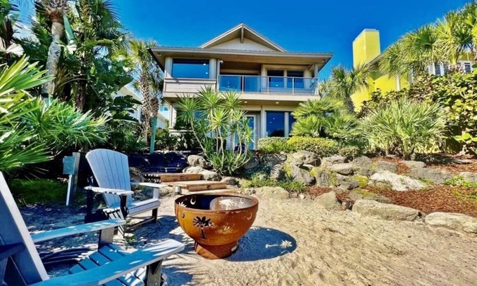 Colin Park House | Amazing Direct Oceanfront 4BR/5BA Iconic North Beach Pool Home