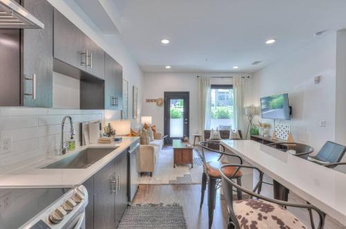 Edgehill House | Amazing Downtown Condo W Pool And Free Parking
