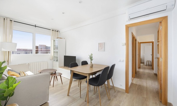 Cornella de Llobregat Apartment | Amazing and bright 3-bedroom home, nestled in the charming town of Cornellà de Llobregat, just a short 20-minute journey from the vibrant city of Barcelona.