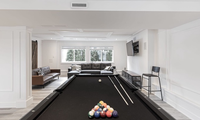 Squamish House | Amazing Estate - w/ pool table & hot tub