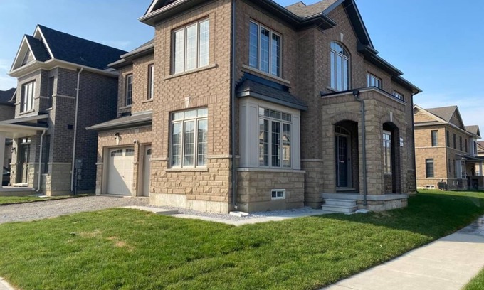 Brampton House | Amazing Fun Place With 6 Beds 3.5 Bath Home Having 14 People Sleeping Capacity
