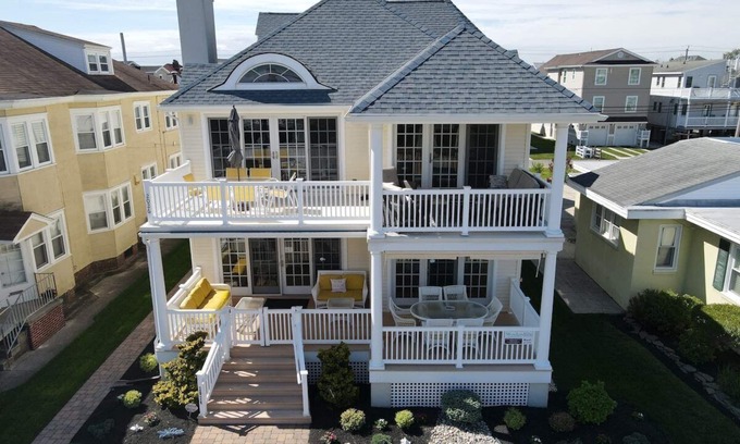 North End House | Amazing Gold Coast Beach Block Property! 5 Bed 5 Bath