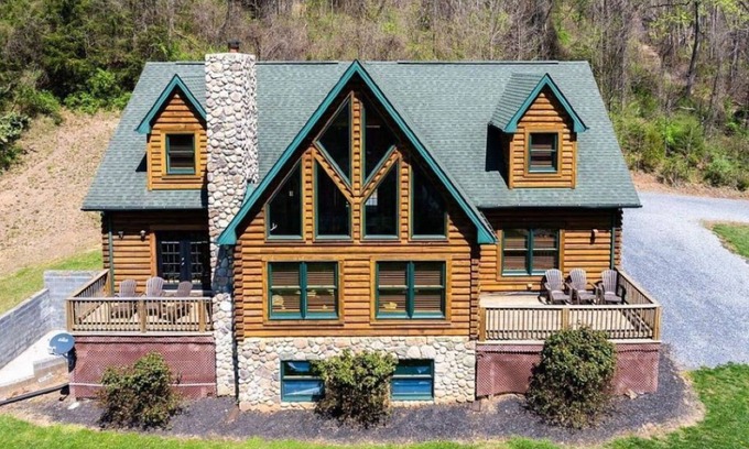Luray Cabin | Amazing Grace log cabin home with 3 bedrooms, WiFi and AC in breathtaking Luray