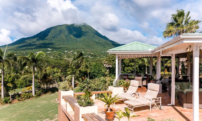 Pond Hill Villa | Amazing Grace Villa - Stunning Views - 5 min from Montpelier Inn