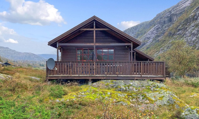 Gjesdal House | Amazing home in Dirdal with WiFi